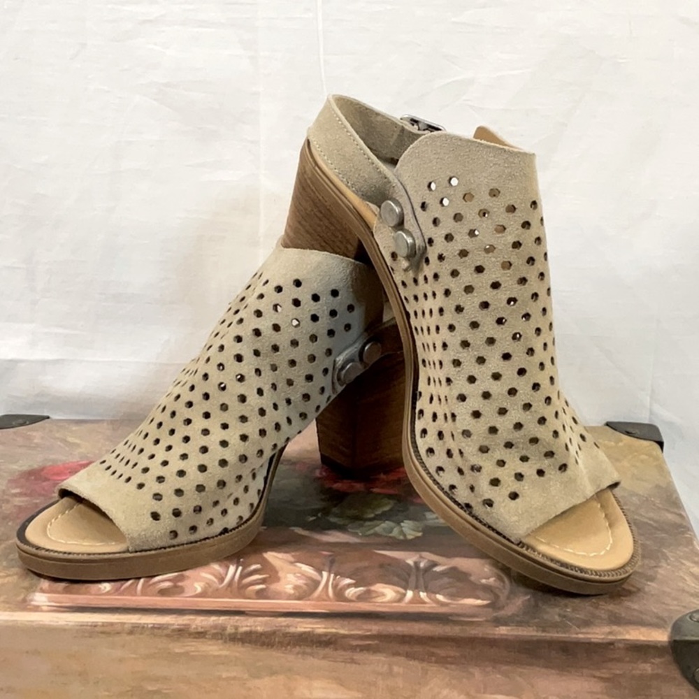 Anthropology Barbara barbieri sling back sandal size 6. Suede. No visible wear.